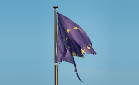 Drapeau européen déchiré